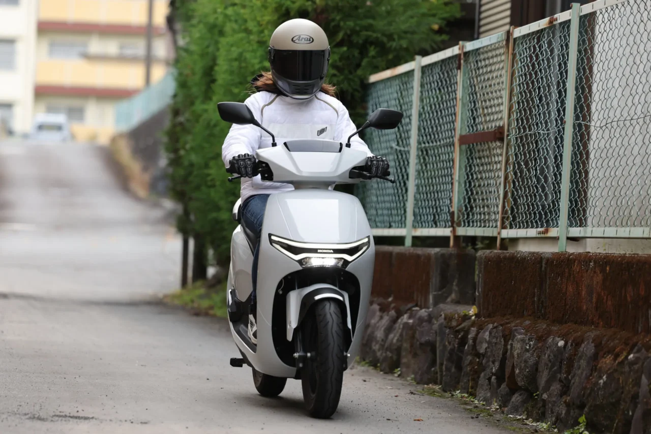 HONDA CUV e｜【レーシング女子岡崎静夏インプレ】ホンダ(HONDA)CUV e:走りも楽しめちゃうパワフル電動スクーター