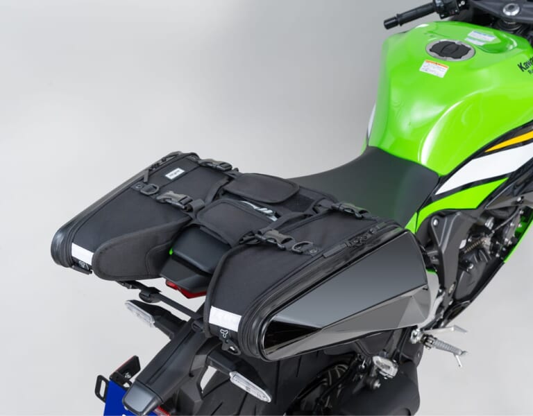 カービングシェルケース2SS｜〈新商品〉フェンダーレス車対応のステー不要PCサイドバッグ「カービングシェルケース2SS」がタナックスから発売