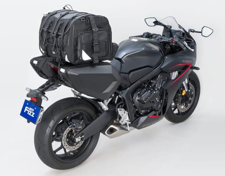 カービングシェルケース2｜【新商品】小型シートに完全フィット！ステー不要のスポーツシェイプサイドバッグ「カービングシェルケース2」がタナックスから新発売！