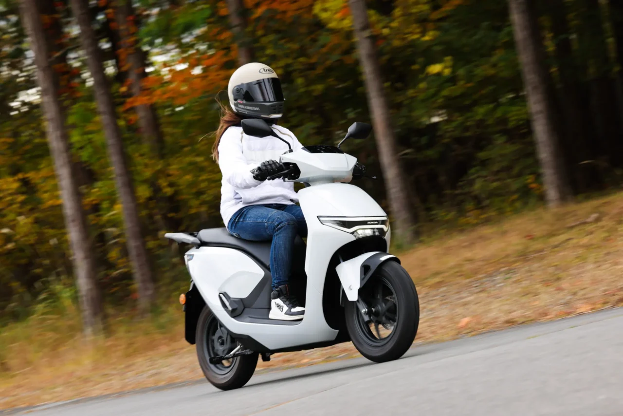 HONDA CUV e｜【レーシング女子岡崎静夏インプレ】ホンダ(HONDA)CUV e:走りも楽しめちゃうパワフル電動スクーター