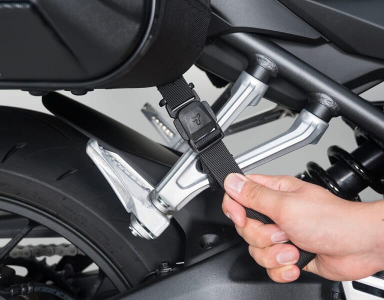 カービングシェルケース2｜【新商品】小型シートに完全フィット！ステー不要のスポーツシェイプサイドバッグ「カービングシェルケース2」がタナックスから新発売！