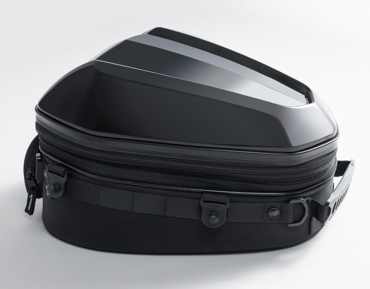 シェルシートバッグＭ｜【新商品】 “使えるスポーツシェイプ”拡張機能ありのPCシートバッグ「シェルシートバッグＭ」がタナックスから新発売！