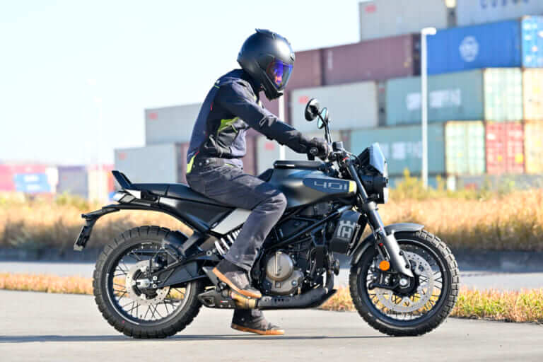 スヴァルトピレン401｜「オシャレバイクならこれ一択!」ハスクバーナ スヴァルトピレン401：北欧起源のデザインと機能が融合【新車試乗】