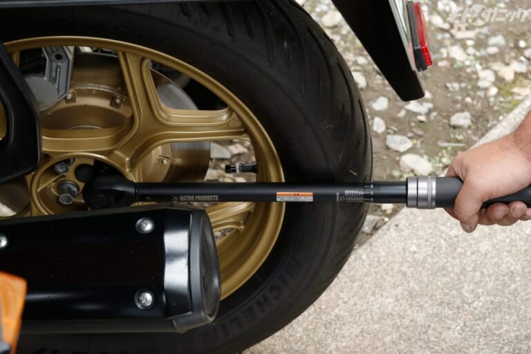 アストロプロダクツ|1/2DR プリセット型トルクレンチ TQ067|使用|モトメカニック編集部がお勧めするアストロプロダクツの最新工具×5選