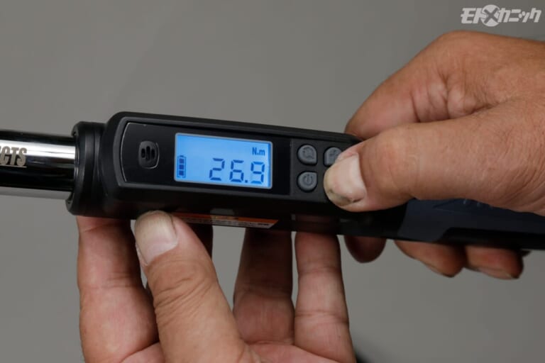 アストロプロダクツ|3/8DR デジタルトルクレンチ 19-135NmDTQ052|バックライト|モトメカニック編集部がお勧めするアストロプロダクツの最新工具×5選