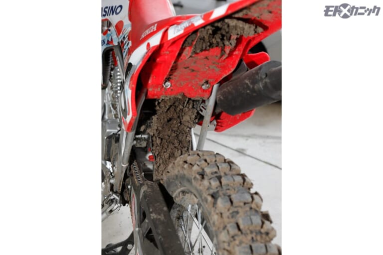 BAN-ZI｜MUD MAX ｜汚れたリヤフェンダー｜CRF125F｜強アルカリ[pH14]なのにアルミや塗装を侵さない洗剤「 マッドマックス」の活用法