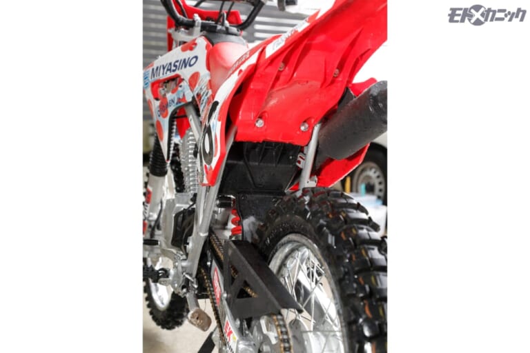 BAN-ZI｜MUD MAX ｜洗浄後のリヤフェンダー｜CRF125F｜強アルカリ[pH14]なのにアルミや塗装を侵さない洗剤「 マッドマックス」の活用法