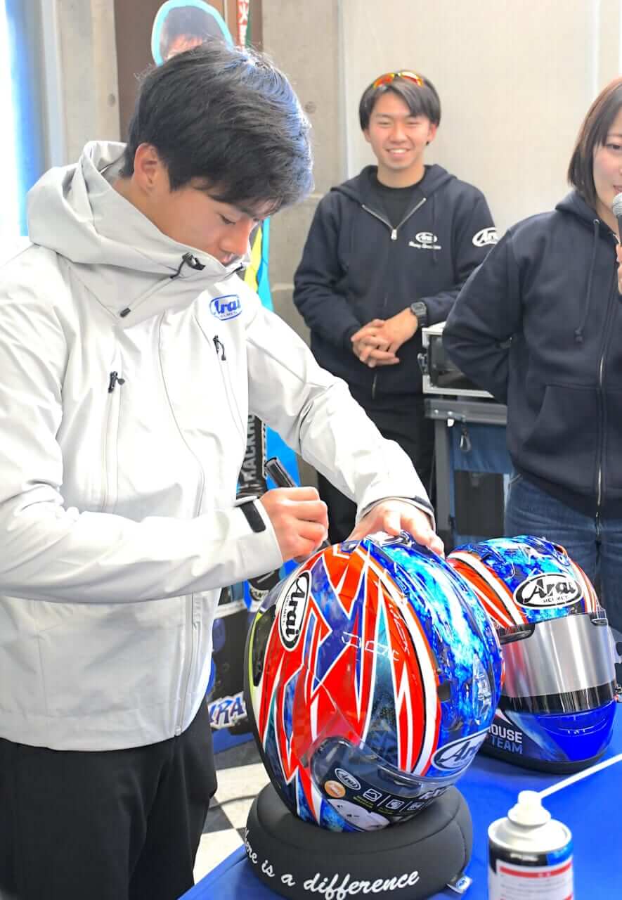 小椋藍アライヘルメットサイン会｜【アライヘルメット】MotoGPライダー小椋藍選手のサイン会を開催！『とりあえず謝っておきましょう』