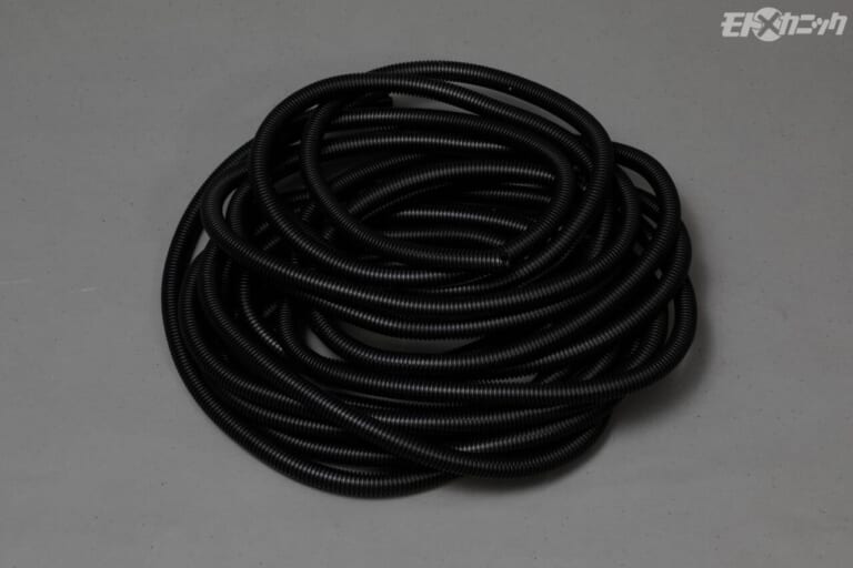 ヒーロー電機｜コルゲートチューブ｜【車中泊にも】マルチ型バッテリーターミナルでトランポ車載のポタ電を安全充電＜DIY電気工作の必須テクニック＞