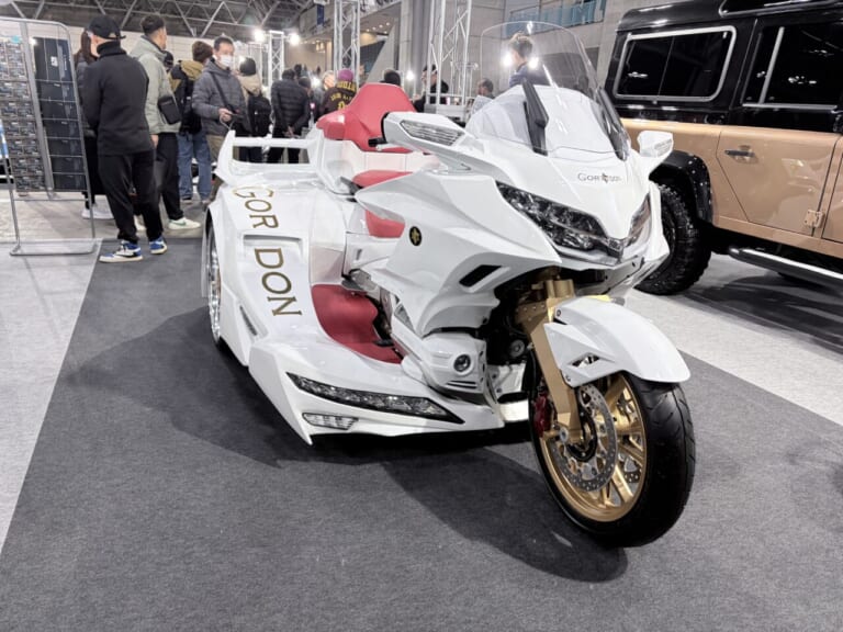 GORDON GL1800トライク Type F|【新型3輪】1500万円超のモンスターマシン! ホンダ・ゴールドウイングを極限までワイド化した「GORDON GL1800トライク Type F」爆誕
