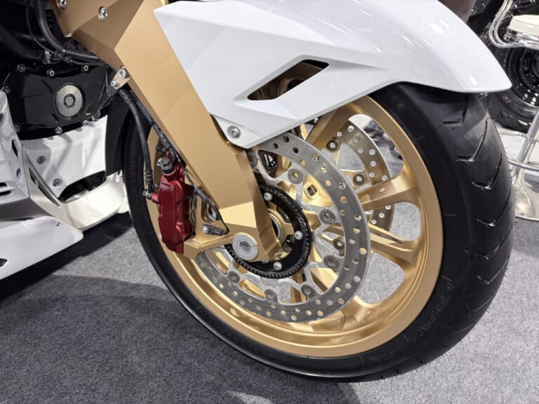 GORDON GL1800トライク Type F|【新型3輪】1500万円超のモンスターマシン! ホンダ・ゴールドウイングを極限までワイド化した「GORDON GL1800トライク Type F」爆誕