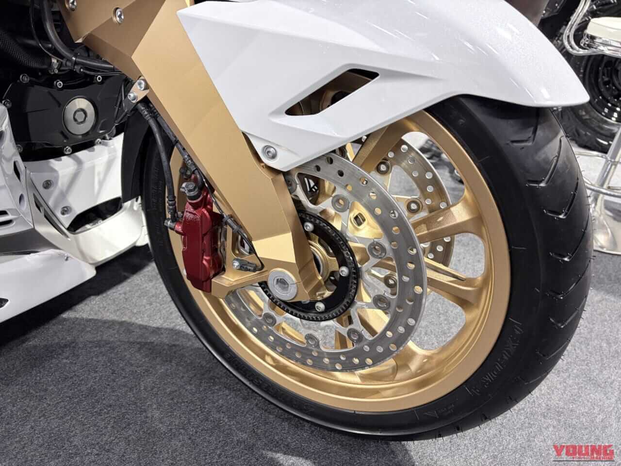 GORDON GL1800トライク Type F|【新型3輪】1500万円超のモンスターマシン! ホンダ・ゴールドウイングを極限までワイド化した「GORDON GL1800トライク Type F」爆誕