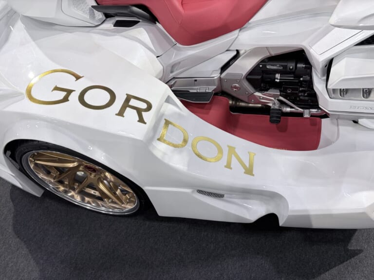 GORDON GL1800トライク Type F｜【新型3輪】1500万円超のモンスターマシン! ホンダ・ゴールドウイングを極限までワイド化した「GORDON GL1800トライク Type F」爆誕