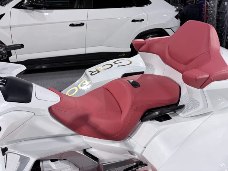 GORDON GL1800トライク Type F｜【新型3輪】1500万円超のモンスターマシン! ホンダ・ゴールドウイングを極限までワイド化した「GORDON GL1800トライク Type F」爆誕