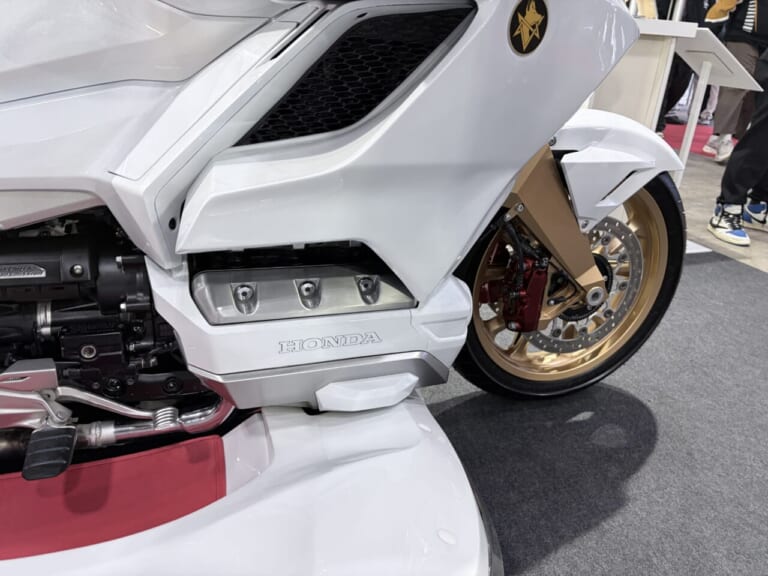 GORDON GL1800トライク Type F|【新型3輪】1500万円超のモンスターマシン! ホンダ・ゴールドウイングを極限までワイド化した「GORDON GL1800トライク Type F」爆誕