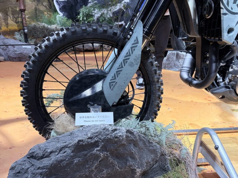 SUZUKI DR-Z4S｜【ショーモデル】スズキ(SUZUKI)DR-Z4S モンハンコラボ「セクレト」仕様を徹底解剖! 東京オートサロン2026で見た細部のこだわり