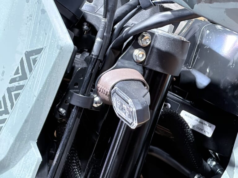 SUZUKI DR-Z4S｜【ショーモデル】スズキ(SUZUKI)DR-Z4S モンハンコラボ「セクレト」仕様を徹底解剖! 東京オートサロン2026で見た細部のこだわり