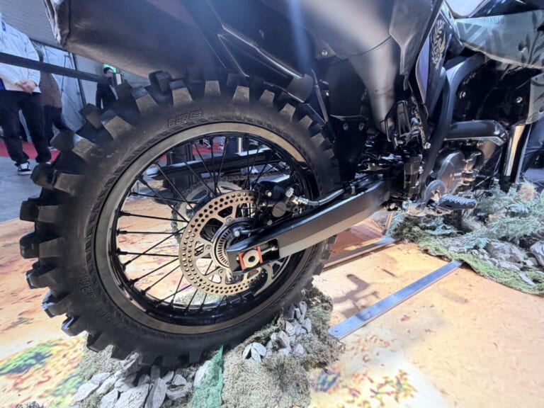 SUZUKI DR-Z4S|【ショーモデル】スズキ(SUZUKI)DR-Z4S モンハンコラボ「セクレト」仕様を徹底解剖! 東京オートサロン2026で見た細部のこだわり