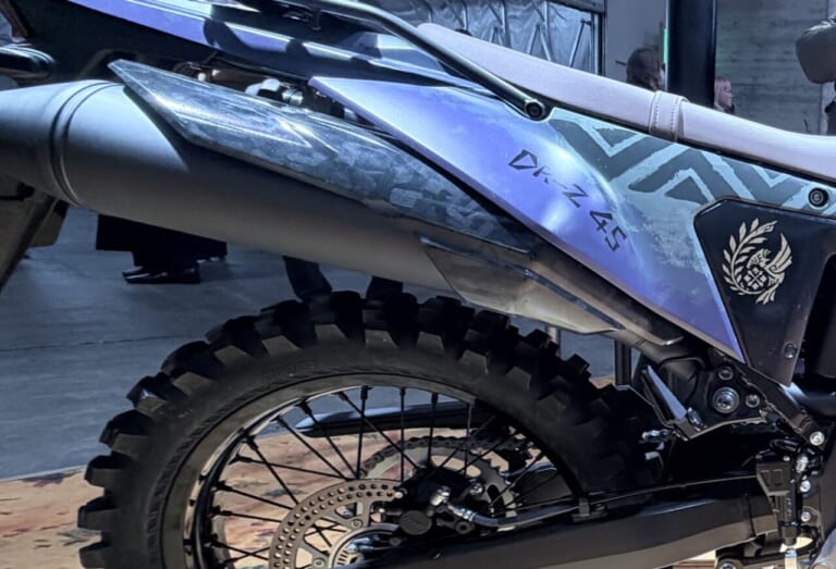 SUZUKI DR-Z4S｜【ショーモデル】スズキ(SUZUKI)DR-Z4S モンハンコラボ「セクレト」仕様を徹底解剖! 東京オートサロン2026で見た細部のこだわり