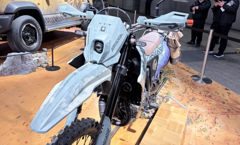 SUZUKI DR-Z4S｜【ショーモデル】スズキ(SUZUKI)DR-Z4S モンハンコラボ「セクレト」仕様を徹底解剖! 東京オートサロン2026で見た細部のこだわり