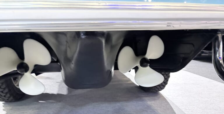 AMPHICAR 770|【海外レア車】1960年代の西ドイツ製水陸両用車「アンフィカー770」を東京オートサロン2026で発見:陸上113km/h、水上7ノットで駆ける!