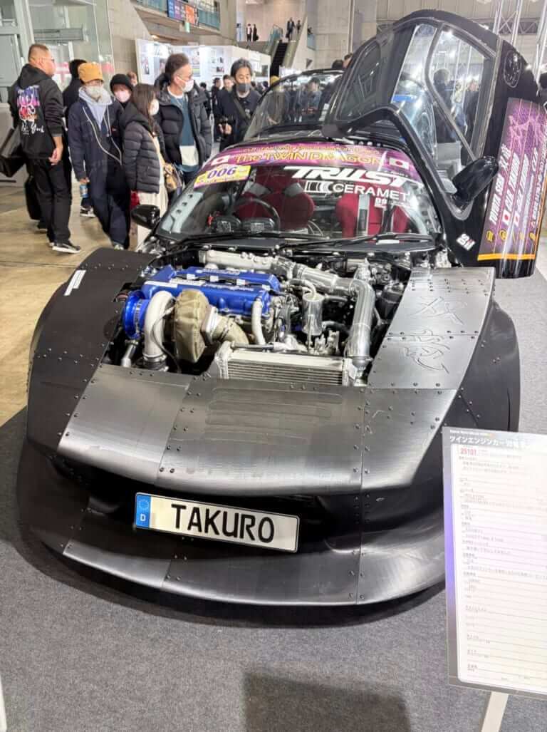 Circuit & Dreams CLR 双竜 第2形態｜【カスタム】日産SR20×ホンダK20Aのツインエンジン! トヨタ セラ改「双竜 第2形態」が中身も外装もヤバすぎる【東京オートサロン2026】