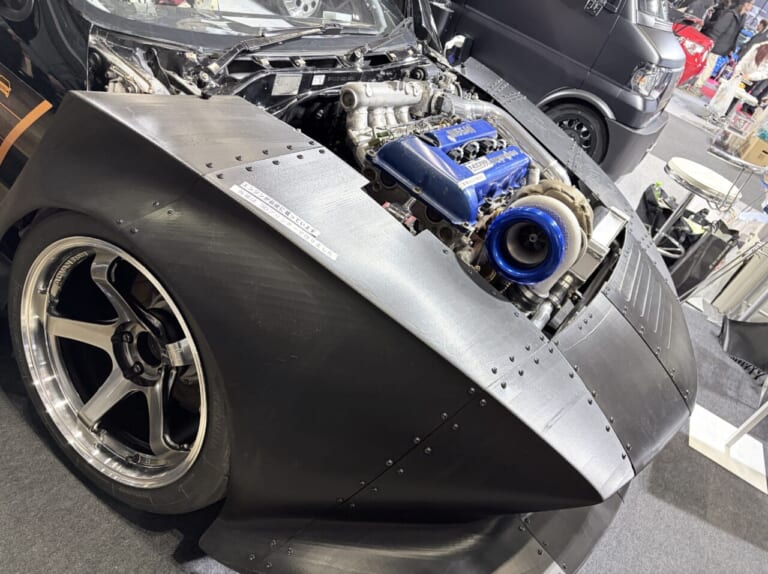 Circuit & Dreams CLR 双竜 第2形態｜【カスタム】日産SR20×ホンダK20Aのツインエンジン! トヨタ セラ改「双竜 第2形態」が中身も外装もヤバすぎる【東京オートサロン2026】