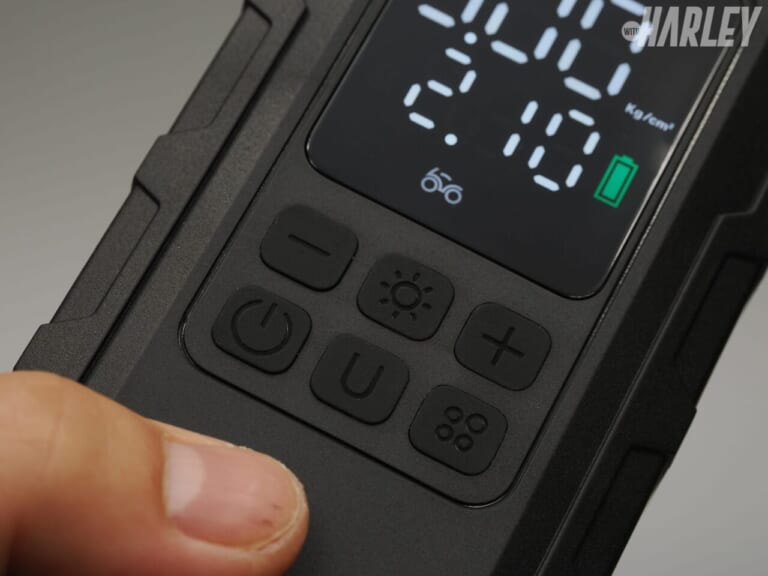 キジマ｜スマートエアポンプJP03｜スイッチ｜設定空気圧まで、ボタンひと押し。自動でみるみる充填する便利グッズを紹介