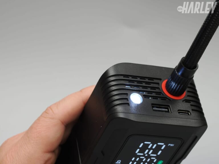 キジマ｜スマートエアポンプJP03｜LEDライト機能｜設定空気圧まで、ボタンひと押し。自動でみるみる充填する便利グッズを紹介