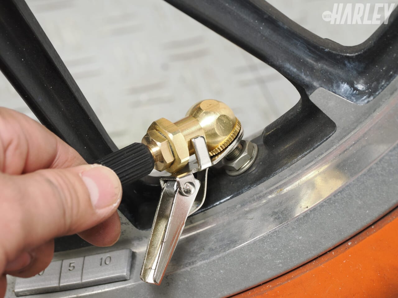 キジマ｜スマートエアポンプ｜クイックコネクトアダプター｜設定空気圧まで、ボタンひと押し。自動でみるみる充填する便利グッズを紹介