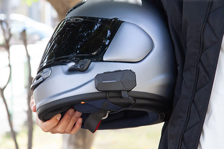 MAXWIN　id-MOTO-K1をヘルメットに装着した画像｜高機能で高コスパ。大容量バッテリーで55時間連続駆動。IPX6レベルの防水性能を実現、ノイキャンまで搭載した「id-MOTO-K1」が新登場