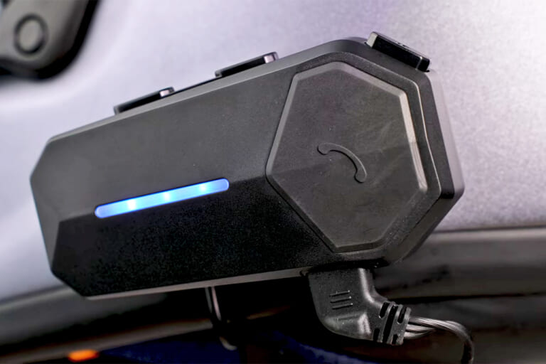 MAXWIN id-MOTO-K1をヘルメットに装着した画像|高機能で高コスパ。大容量バッテリーで55時間連続駆動。IPX6レベルの防水性能を実現、ノイキャンまで搭載した「id-MOTO-K1」が新登場