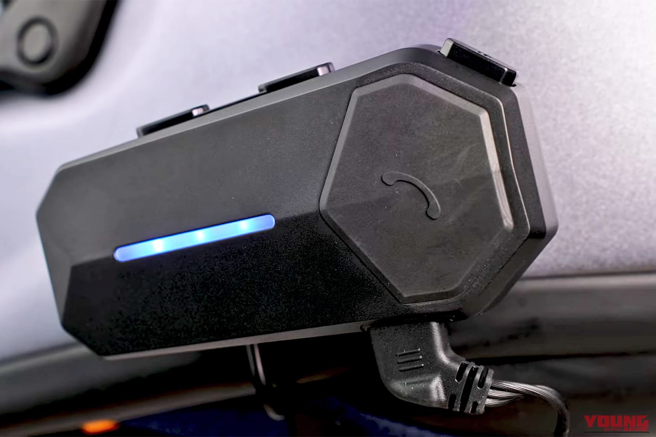 MAXWIN　id-MOTO-K1をヘルメットに装着した画像｜高機能で高コスパ。大容量バッテリーで55時間連続駆動。IPX6レベルの防水性能を実現、ノイキャンまで搭載した「id-MOTO-K1」が新登場