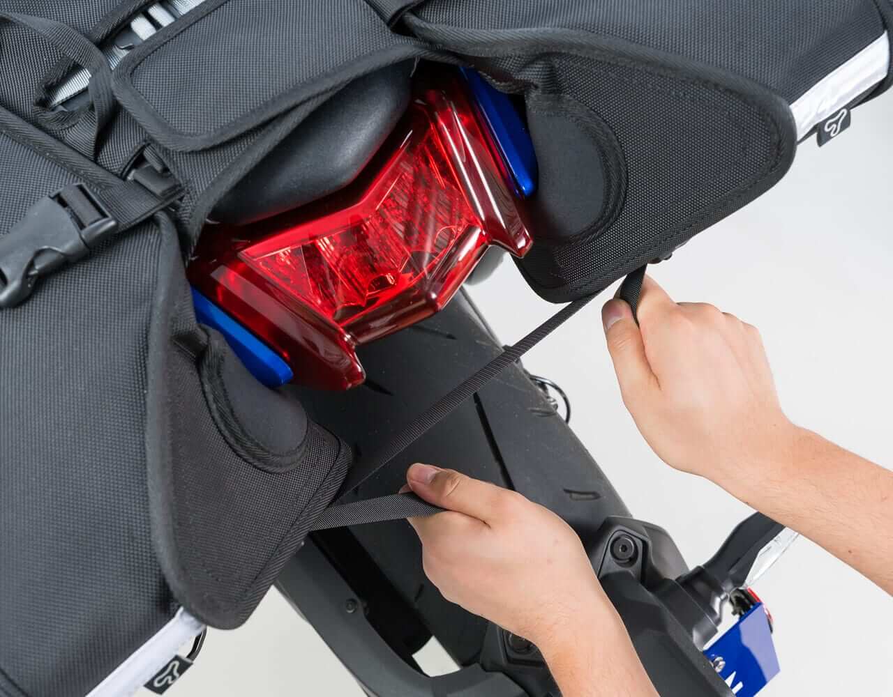 ｜【新商品】小型シートに完全フィット！ステー不要のスポーツシェイプサイドバッグ「カービングシェルケース2」がタナックスから新発売！