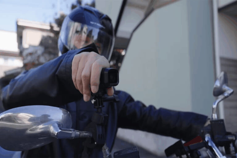 MAXWINのオールラウンド小型ドライブレコーダー「id-C5Pro」をバイクに取り付ける画像｜充電式だから配線不要。あらゆる車種に対応、誰でもカンタンに取り付けOK！ 買ってすぐ使える防水モデル「id-C5Pro」を紹介