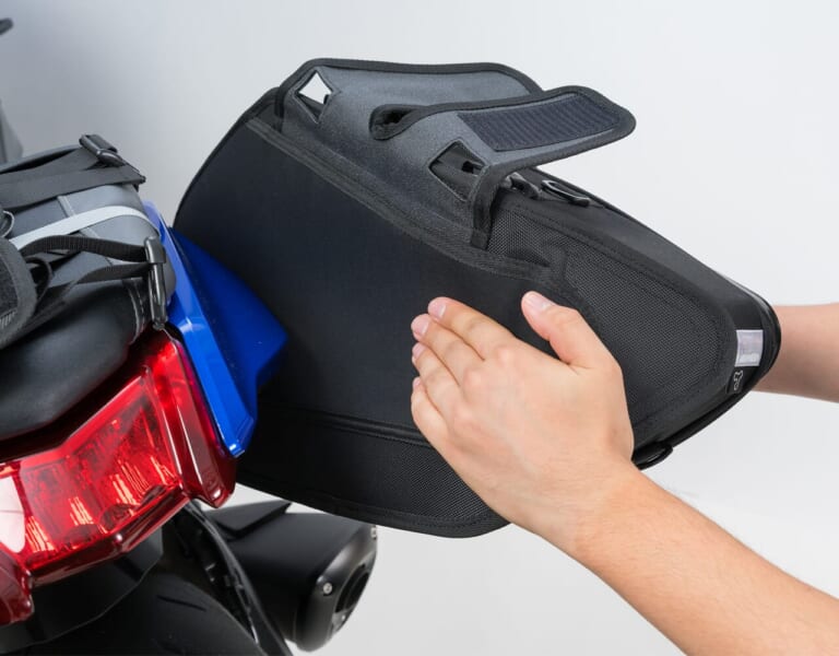 カービングシェルケース2｜【新商品】小型シートに完全フィット！ステー不要のスポーツシェイプサイドバッグ「カービングシェルケース2」がタナックスから新発売！