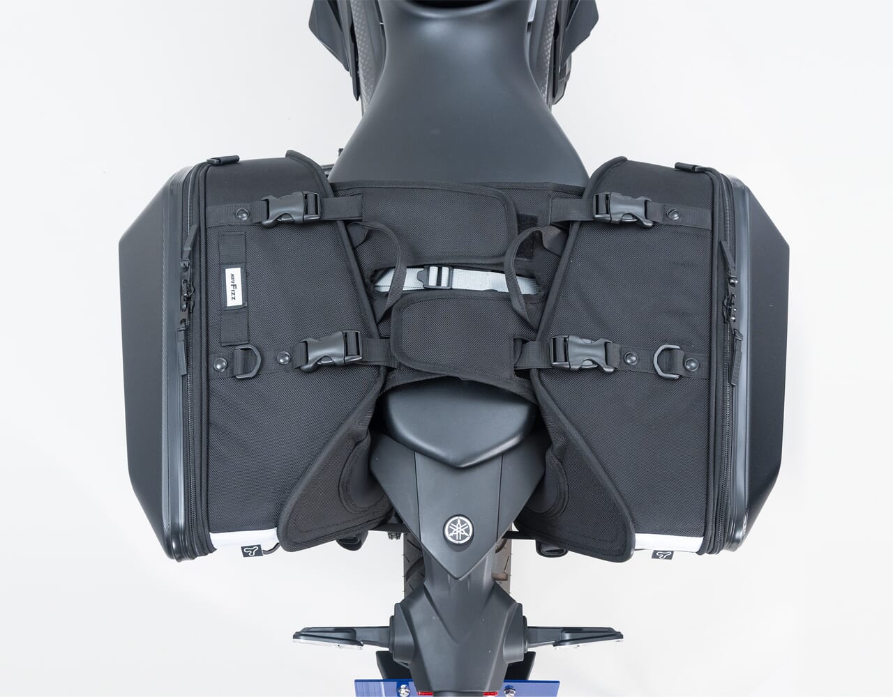 カービングシェルケース2｜【新商品】小型シートに完全フィット！ステー不要のスポーツシェイプサイドバッグ「カービングシェルケース2」がタナックスから新発売！