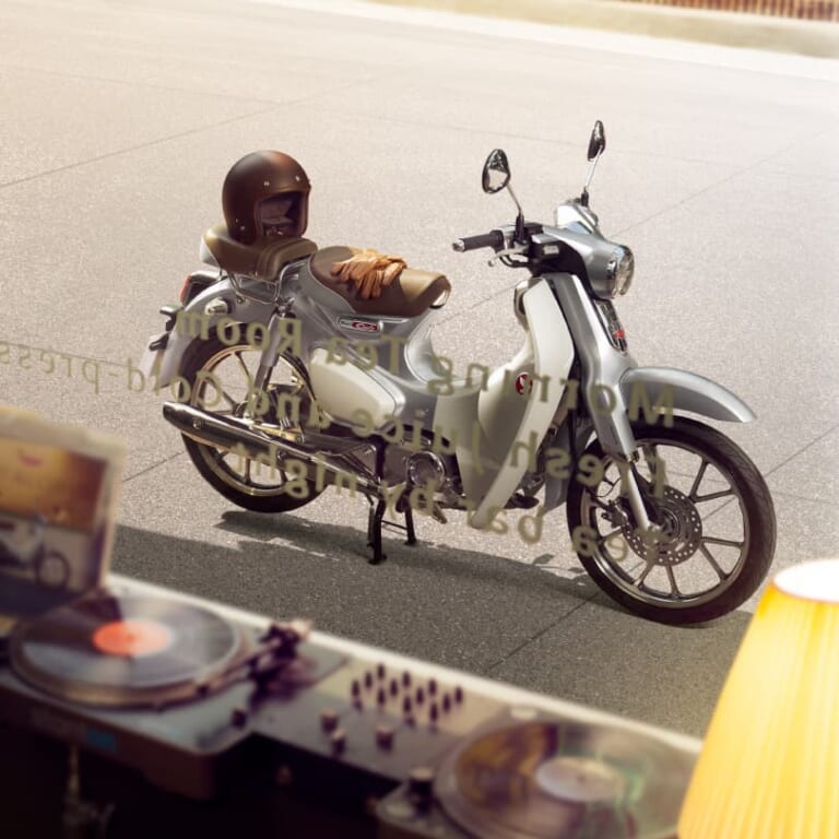 ホンダ|スーパーカブC125|タイ仕様|2026年モデル|ブラウンシートの銀/灰が新登場! ホンダ「スーパーカブC125」新型2026年モデルはクラフトマンシップを前面に【海外】