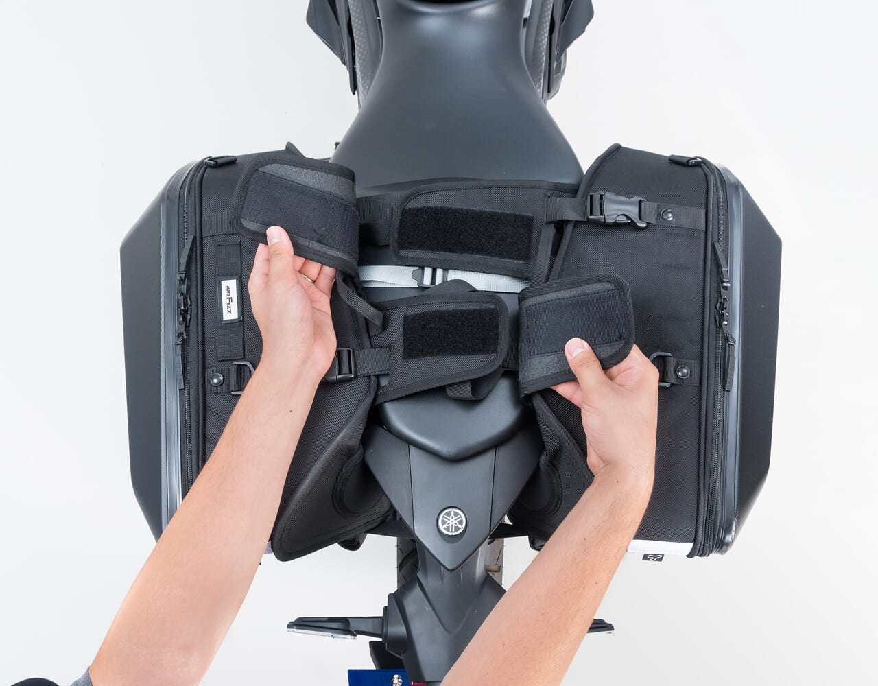 ｜【新商品】小型シートに完全フィット！ステー不要のスポーツシェイプサイドバッグ「カービングシェルケース2」がタナックスから新発売！