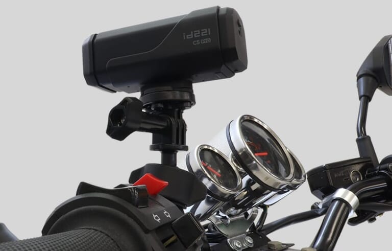 MAXWINのオールラウンド小型ドライブレコーダー「id-C5Pro」に付属するミラー・ハンドルバーマウントの取り付け例|充電式だから配線不要。あらゆる車種に対応、誰でもカンタンに取り付けOK! 買ってすぐ使える防水モデル「id-C5Pro」を紹介