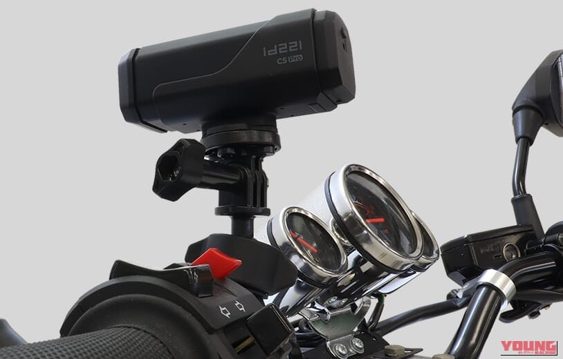 MAXWINのオールラウンド小型ドライブレコーダー「id-C5Pro」に付属するミラー・ハンドルバーマウントの取り付け例｜充電式だから配線不要。あらゆる車種に対応、誰でもカンタンに取り付けOK！ 買ってすぐ使える防水モデル「id-C5Pro」を紹介