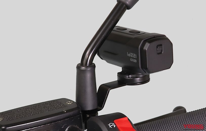 MAXWINのオールラウンド小型ドライブレコーダー「id-C5Pro」に付属するミラーマウントの取り付け例|充電式だから配線不要。あらゆる車種に対応、誰でもカンタンに取り付けOK! 買ってすぐ使える防水モデル「id-C5Pro」を紹介