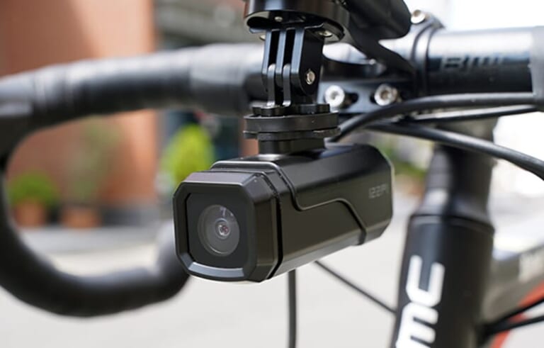 MAXWINのオールラウンド小型ドライブレコーダー「id-C5Pro」に付属する変換アダプター｜充電式だから配線不要。あらゆる車種に対応、誰でもカンタンに取り付けOK！ 買ってすぐ使える防水モデル「id-C5Pro」を紹介