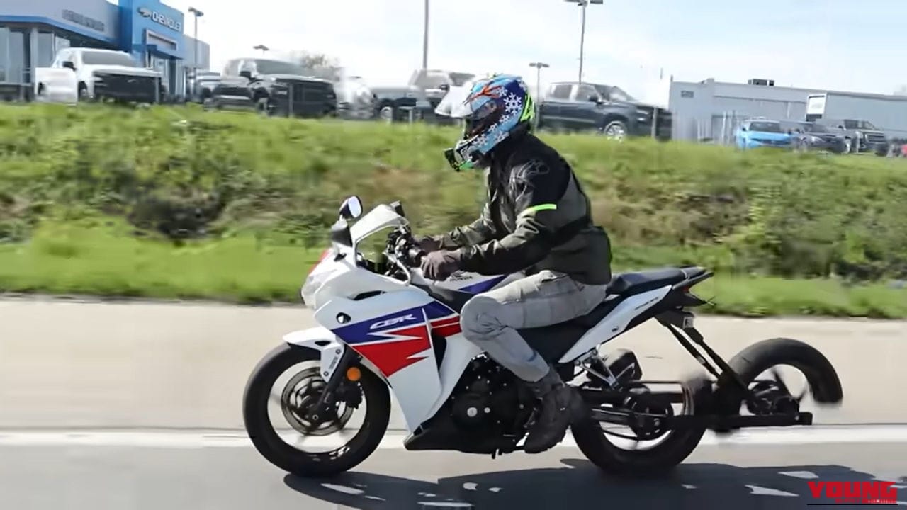 スプリットホイール2.0で高速道路を走ったホンダCBR｜【2026年1月】ヤングマシン人気記事ランキングTOP10! 分割ホイールCBRやゴリラ125、箱入り新車が話題に