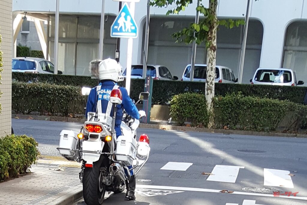 ｜【元白バイ隊員】がバイクの「すり抜け」を考察──市街地、高速、首都高で捕まらない走り方なんてあるの？