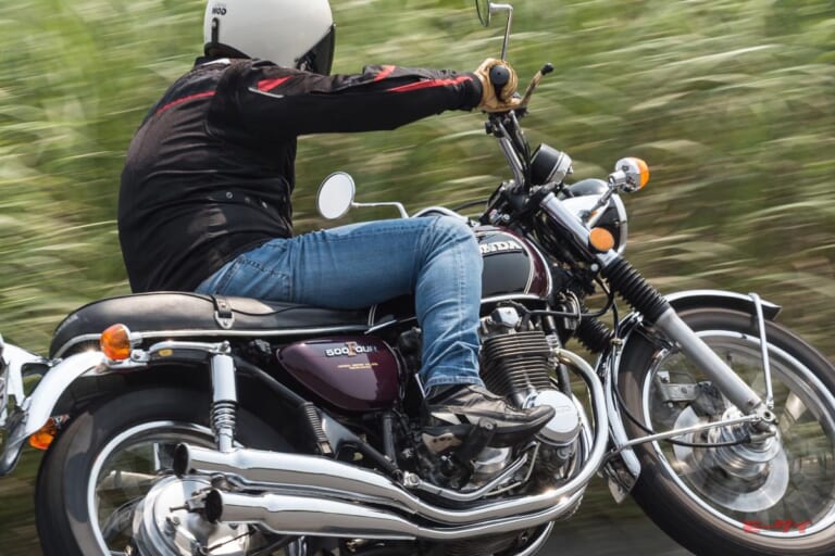 高性能至上主義に一石を投じた！「静かなる男のための500」【ホンダドリームCB500FOUR（1971）回顧試乗】