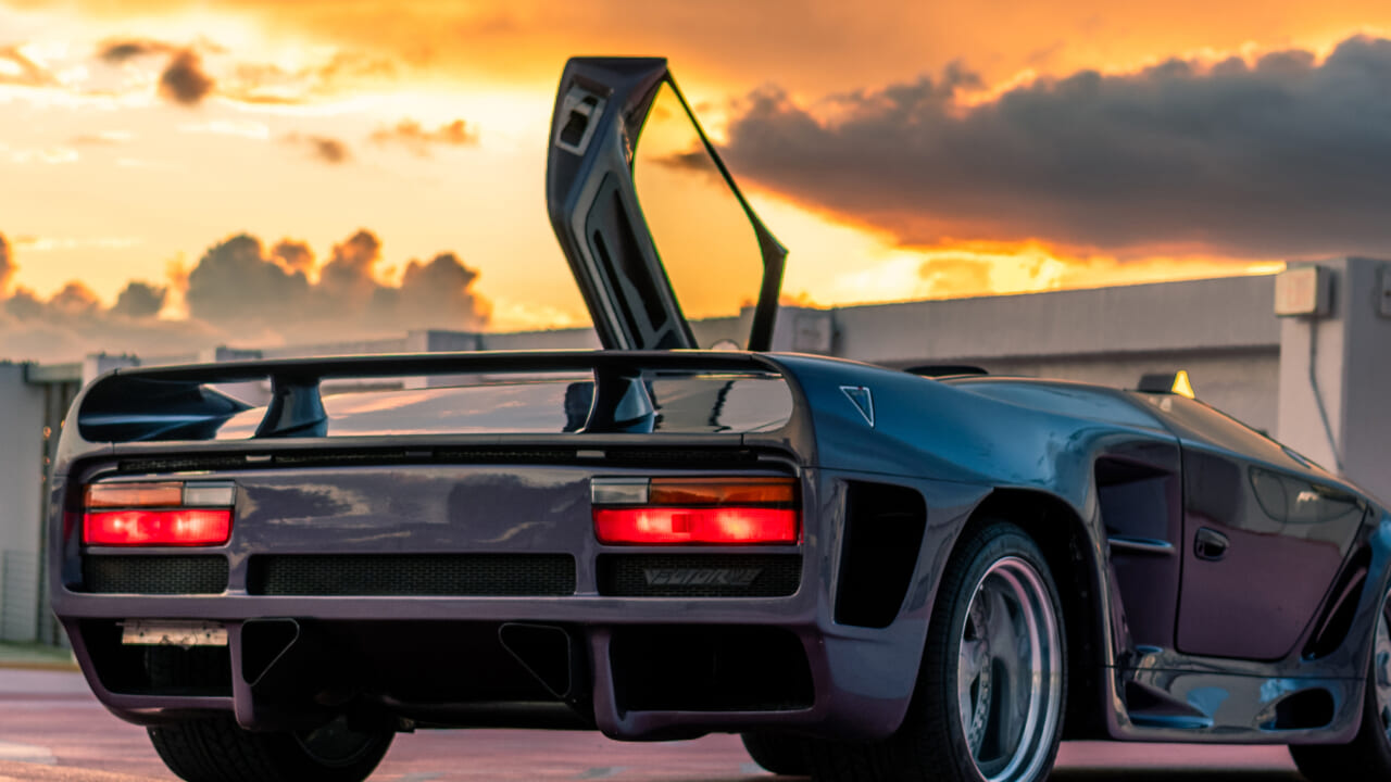 世界に1台のヴェクターWX3ロードスター｜380km/h超を狙った米製スーパーカーの数奇な運命