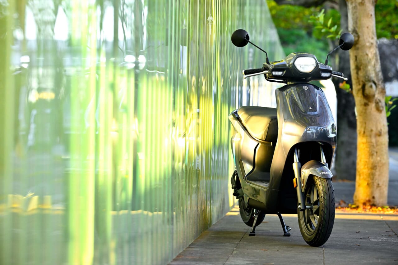 ヤマハ｜JOG E｜【バッテリーを交換しながら走り回れ!】ヤマハの新型電動スクーター「JOG E」’25モデル試乗レポート