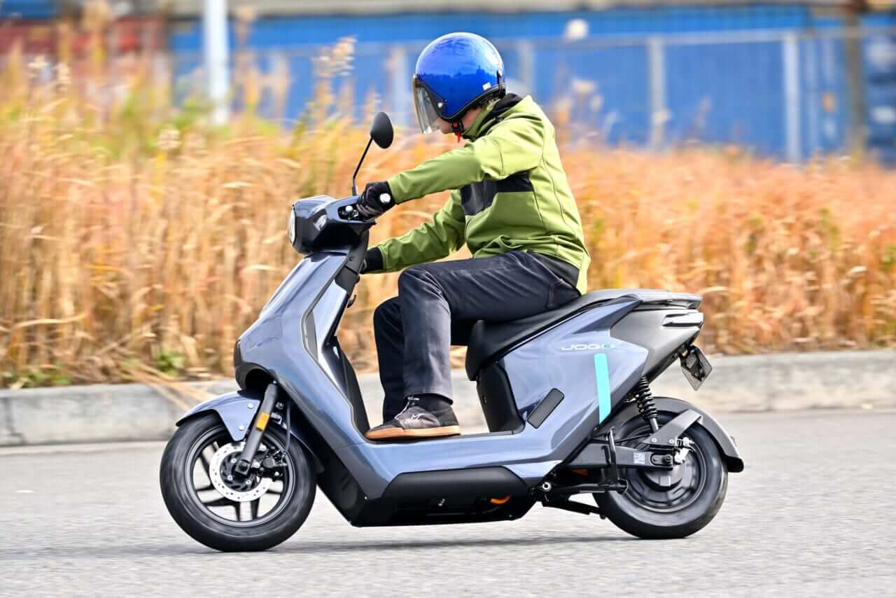ヤマハ｜JOG E｜【バッテリーを交換しながら走り回れ!】ヤマハの新型電動スクーター「JOG E」’25モデル試乗レポート