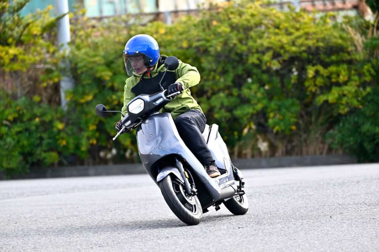 ヤマハ｜JOG E｜【バッテリーを交換しながら走り回れ!】ヤマハの新型電動スクーター「JOG E」’25モデル試乗レポート